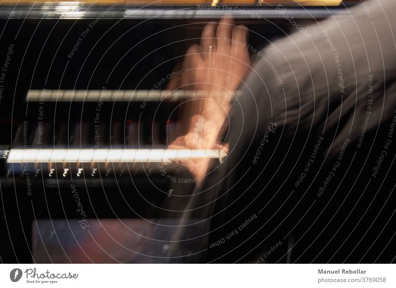 Foto eines Pianisten Klavier Musik Leistung Musiker spielen schwarz Konzert Klang Klassik Kunst klassisch weiß Instrument Mann Melodie Spieler Entertainment