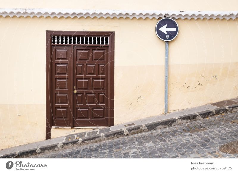 Steile Straße mit hölzerner Eingangstür und linkem Straßenschild, La Orotava, Teneriffa, Kanarische Inseln, Spanien Architektur links Kanarienvogel alt orotava