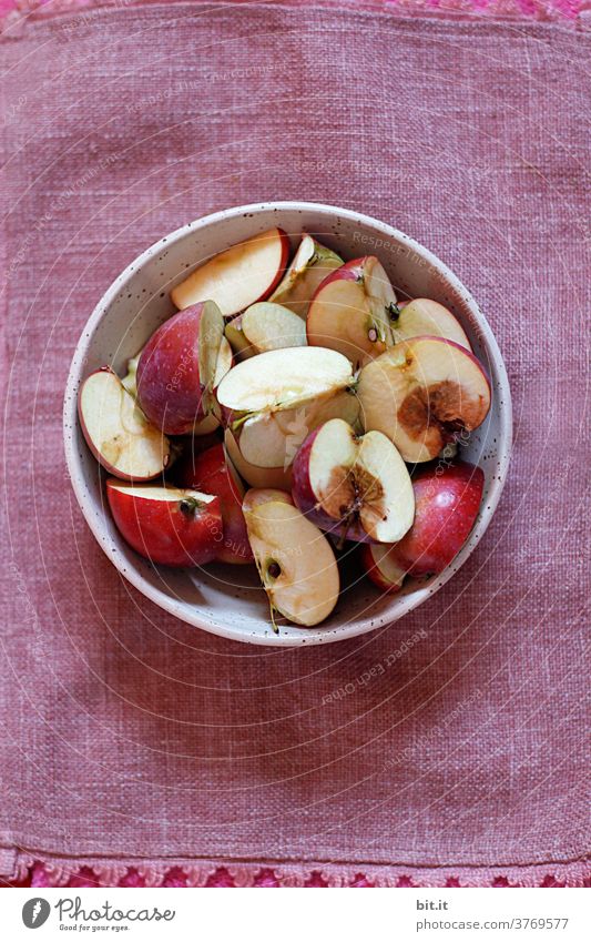 da ist der Wurm drin... Apfel Äpfel Frucht Ernährung rot Gesundheit Lebensmittel Bioprodukte Vegetarische Ernährung frisch natürlich reif Gesunde Ernährung