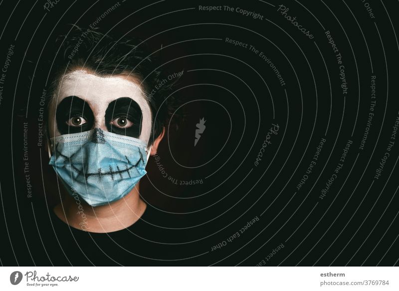 Happy Halloween.Nahaufnahme eines Kindes mit medizinischer Maske in einem Skelettkostüm medizinische Maske Coronavirus covid-19 Party Spaß Schädel Tracht Angst