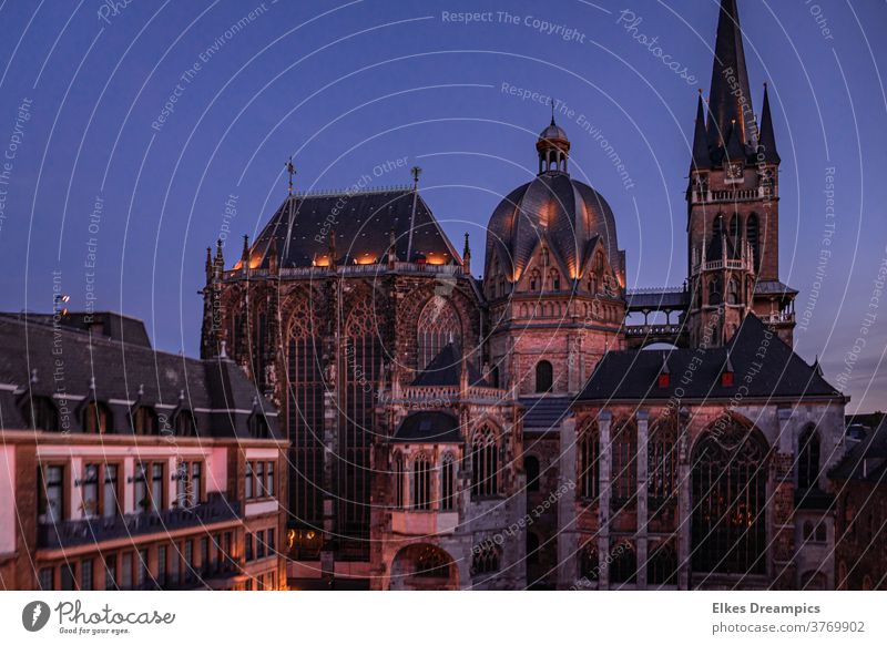 Aachener Dom zur blauen Stunde dom weltkulturerbe Abendlicht Stadt