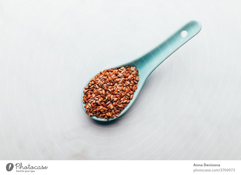 Braune Leinsamen im Löffel brauner Leinsamen Ergänzung Ernährung natürlich Diät ernährungsphysiologisch Korn Vegetarier organisch Bestandteil Gesundheit roh