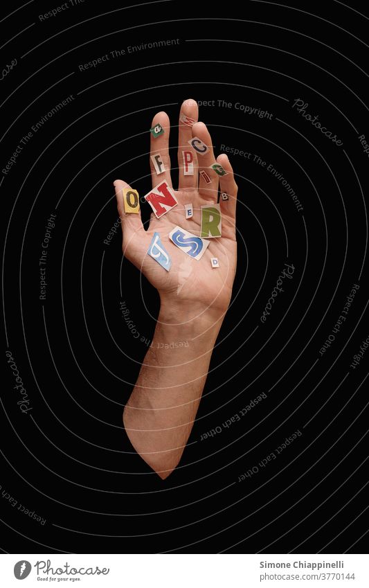 Hand mit Papierbriefen schwarz Surrealismus Buchstaben Briefe und Zeitungen Typographie Text Lateinisches Alphabet Mitteilung Wort Hintergrund neutral Sprache