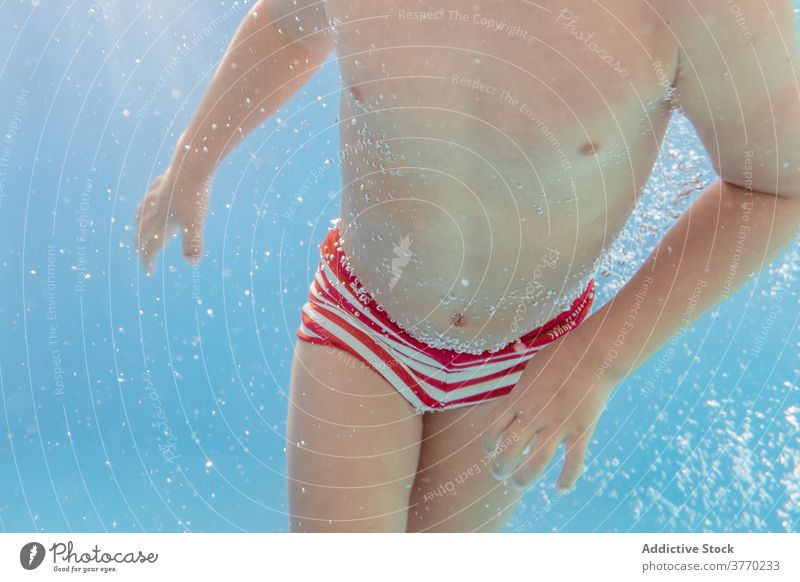 Anonymer Junge im Schwimmbad schwimmen Pool Kind Sinkflug spielerisch Freude Kindheit Urlaub Sommer Spaß haben Wasser aqua Badeanzug übersichtlich Feiertag