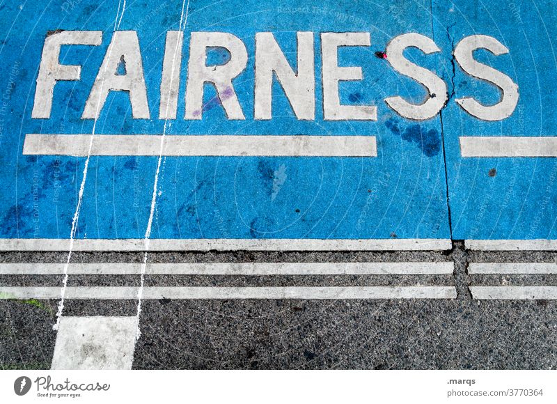 FAIRNESS Fairness Schriftzeichen blau weiß Gerechtigkeit Ehrlichkeit Kameradschaftsgeist Spiel Wettkampf Verhalten Linie Asphalt Hinweis