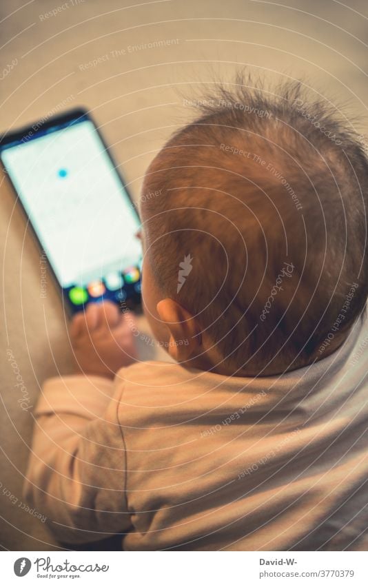 Baby am Handy Smartphone Kindererziehung schädlich ruhe ablenkung Zukunft Gesellschaft (Soziologie) digital Konsum jung