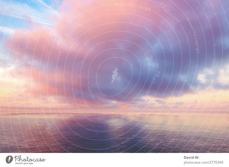 Farbenmeer - Wolken und Sonne vereinen sich über dem Ozean zu einem zauberhaften Schauspiel rosa Farbenspiel Sonnenuntergang Lichtspiel bunt faszinierend