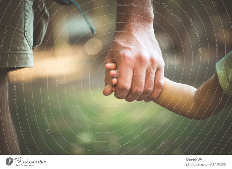 Helfende Hand - Vater und Kind halten Händchen Hände Eltern Fürsorge Liebe Geborgenheit vertrauen nähe Verantwortung Gefühle Händchenhalten Zusammensein