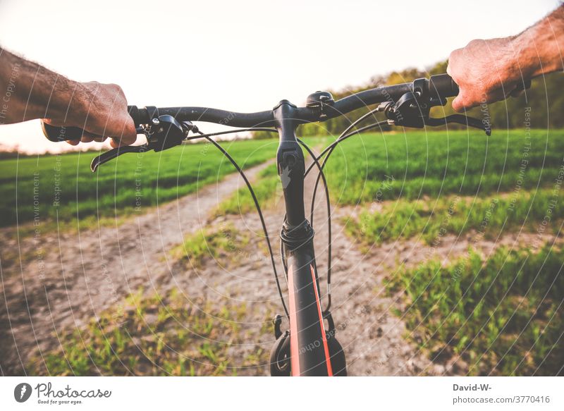 Fahrradfahren / Radfahren durch die Natur Fahrradtour lenken Mann gesund Bewegung Ausflug unterwegs besonders radfahrer Lenker Wege & Pfade