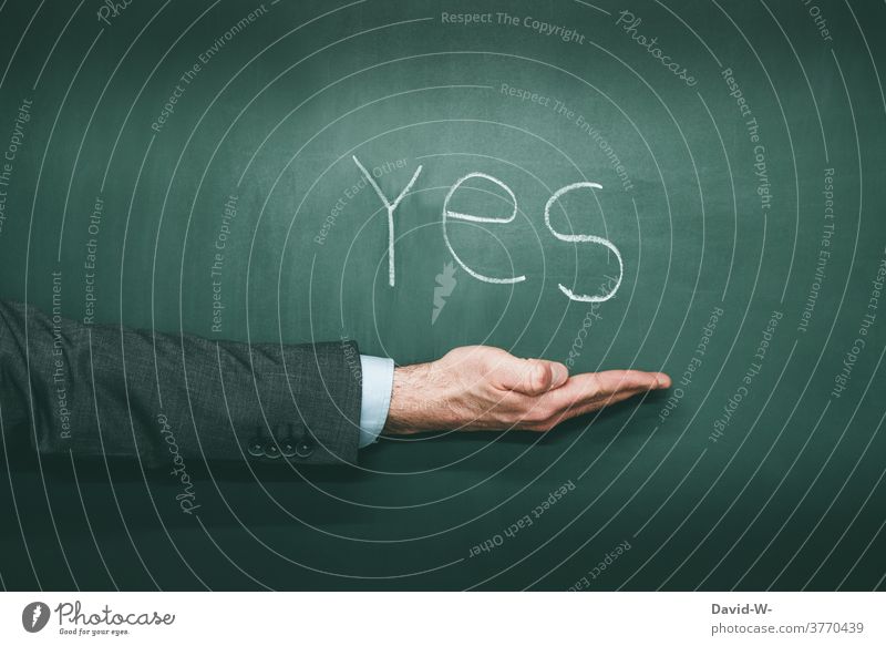 YES - Hand deutet auf etwas hin Yes Ja Amerika positiv Ergebnis Wahl Wort Englisch USA Aussage Kreide Tafel