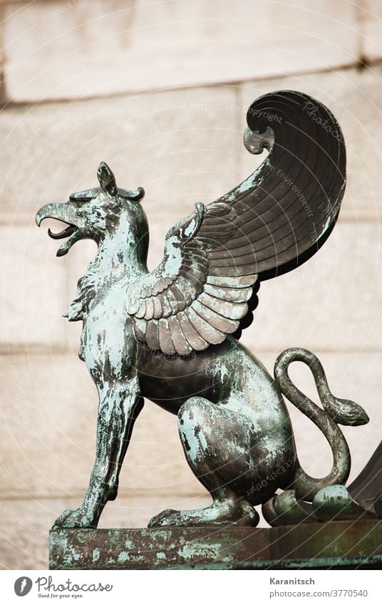 Eine Greif Skulptur vor dem Parlament in Wien. Figur Bronze Metall Mischwesen mythisch Mythologie Löwe Raubvogel Schnabel Flügel Hüter Bewacher Heraldik