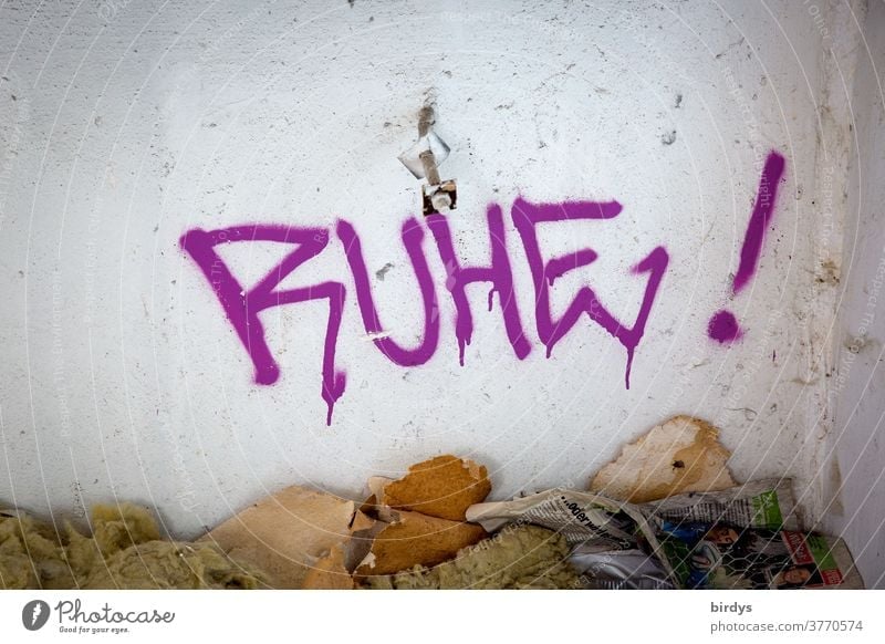 Ruhe Graffiti An Einer Wand Mit Unrat Am Boden Schrift Wort Ansage Ruhebedurftig Ein Lizenzfreies Stock Foto Von Photocase