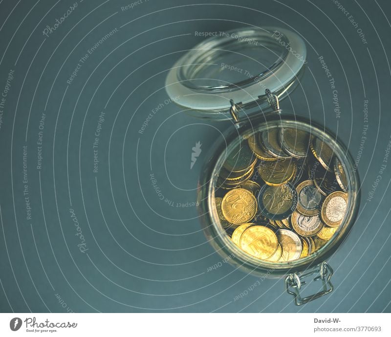 Geldmünzen - Ersparnisse in einem Glas sparen Euro Münzen aufbewahren Behälter u. Gefäße Armut Schulden