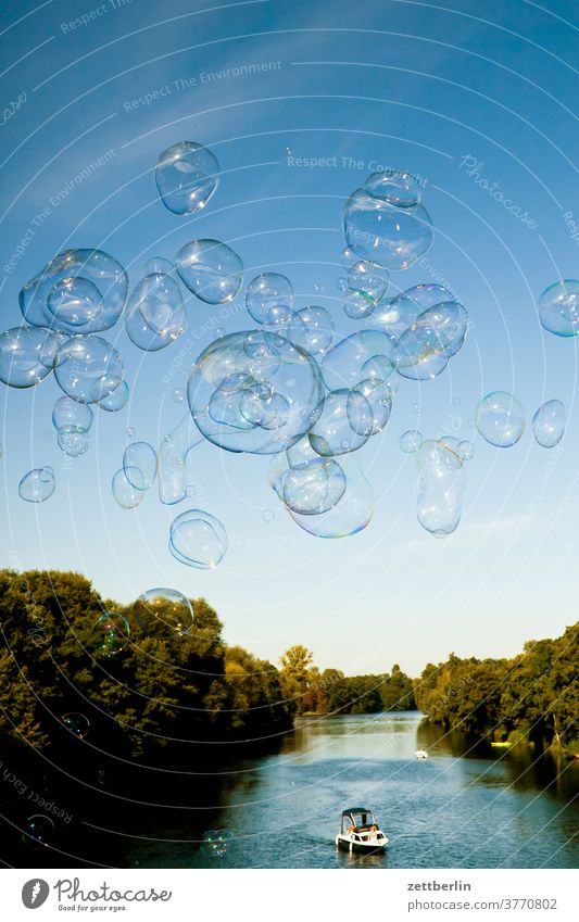 Seifenblasen über dem Hohenzollernkanal seifenblasen berlin seifenblasenkünstler durchsichtig feier fluß form freude geburtstag himmel kindergeburtstag kunst