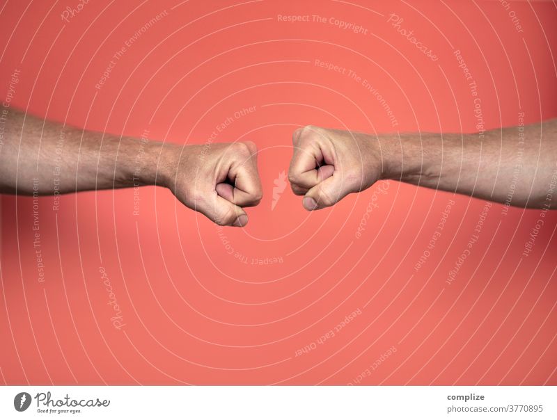 Faust-Begrüßung Ghettofaust corona Virus Infektion Berührung begrüßen fist bump übertragung Kontakt Handschlag Gruß Kommunizieren Männerhand Finger schlagen