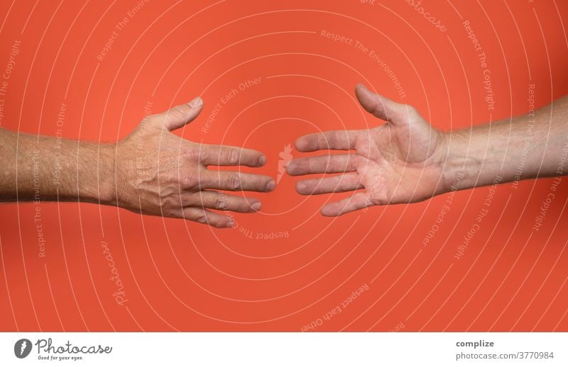 Hände schütteln corona Virus Infektion Berührung Faust Begrüßung begrüßen Ghetto fist bump übertragung Kontakt Handschlag Gruß Kommunizieren Männerhand Finger