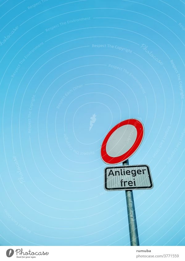 Durchfahrt verboten Anlieger frei Schilder & Markierungen Himmel Straße Verkehrszeichen Symbole & Metaphern fahren rot textfreiraum menschenleer licht dämmerung