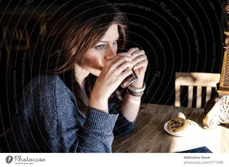 Frau trinkt Kaffee im Café trinken Morgen genießen heiß Getränk Kaffeehaus sich[Akk] entspannen lecker Frühstück friedlich gemütlich frisch geschmackvoll Becher