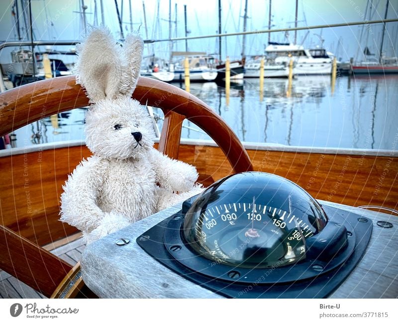 Hase am Ruder Boot Hafen Segeln Urlaub Spielen Steuerrad Stofftier Spielzeug Kompass