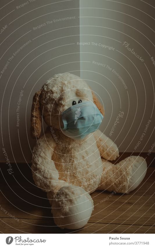 Teddybär mit Einwegmaske Spielzeug Kindheit niedlich Bär Farbfoto Mundschutz vermummt Maskenpflicht Infektion sars covid-19 Pandemie Quarantäne Corona-Virus