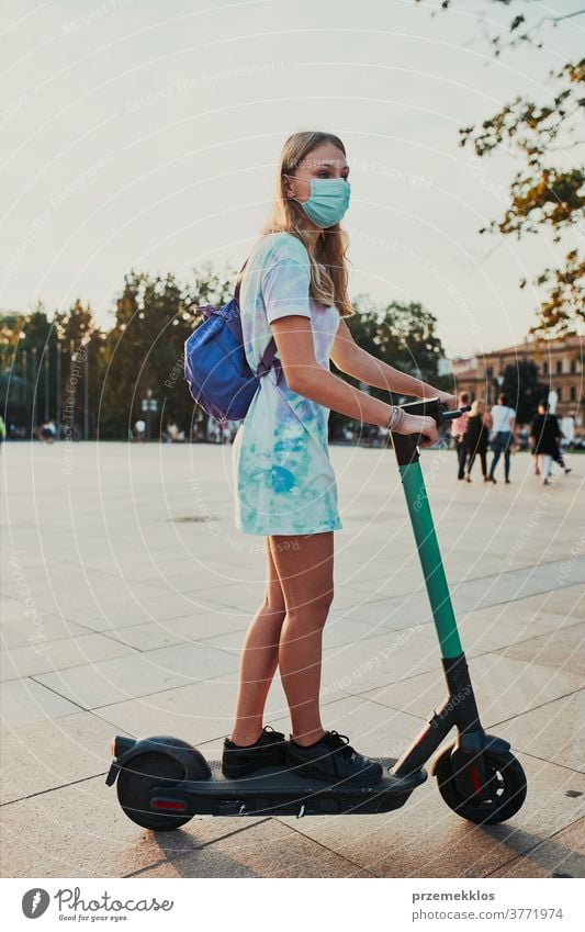 Junge Frau auf einem Elektroroller im Stadtzentrum aktiv authentisch offen Zentrum Großstadt Mitteilung Zeitgenosse Laufwerk fahren E-Roller Öko ökologisch