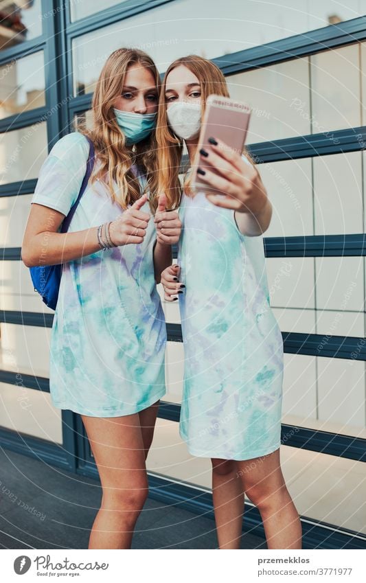 Junge Mädchen, die Selbsthilfe nehmen, tragen Gesichtsmasken, um eine Virusinfektion zu vermeiden Kaukasier Funktelefon Gespräch covid-19 Frau Lifestyle