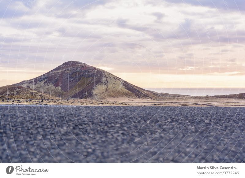 Die Straße führt zu einem herrlichen Vulkanberg in der Ferne, in einer dramatischen Szene im Snaefellsjokull-Nationalpark, Island. 2017 Abenteuer Herbst