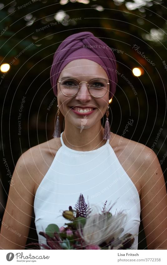 BRAUT - BRILLE - SCHÖN - SOMMER - KOPFTUCH Braut Brille Kopftuch Lichtpunkt Ohrringe Brautkleid Hochzeit Porträt positiv glücklich Abend Lächeln Freude