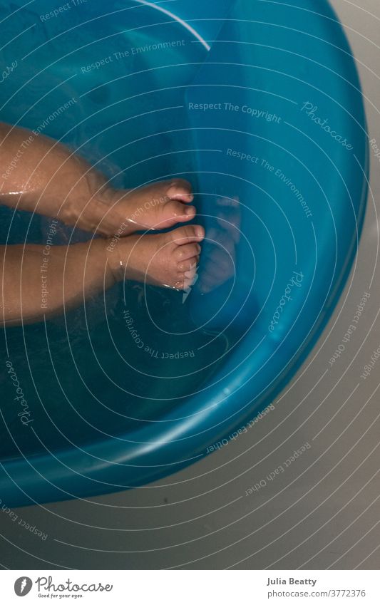Badezeit: Babybadewanne mit Neugeborenem, Spiegelung der Zehen und Füße im Wasser Sauberkeit Säugling Kind 0-12 Monate Kindheit klein niedlich entspannt offen