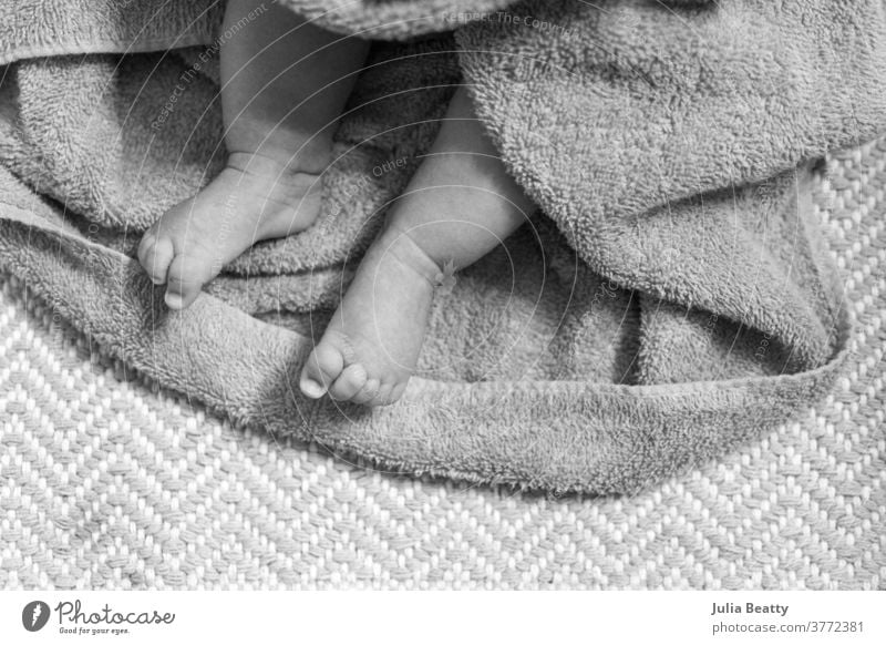 sauberes Neugeborenes; Füße nach einem Bad in ein Handtuch gewickelt trocknen Zickzack Badezeit Sauberkeit Säugling Baby Kind 0-12 Monate Kindheit klein