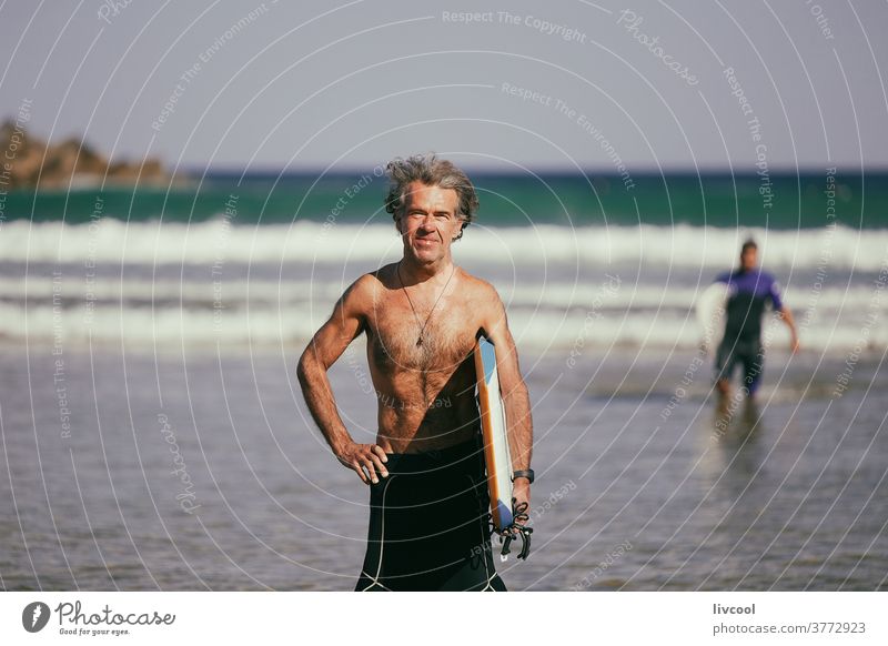 mann beim surfen an der baskischen küste, spanien reif Senior Mann praktizieren Wasser Menschen Erwachsener Surfer Brandung Holzplatte Surfbrett Neopren