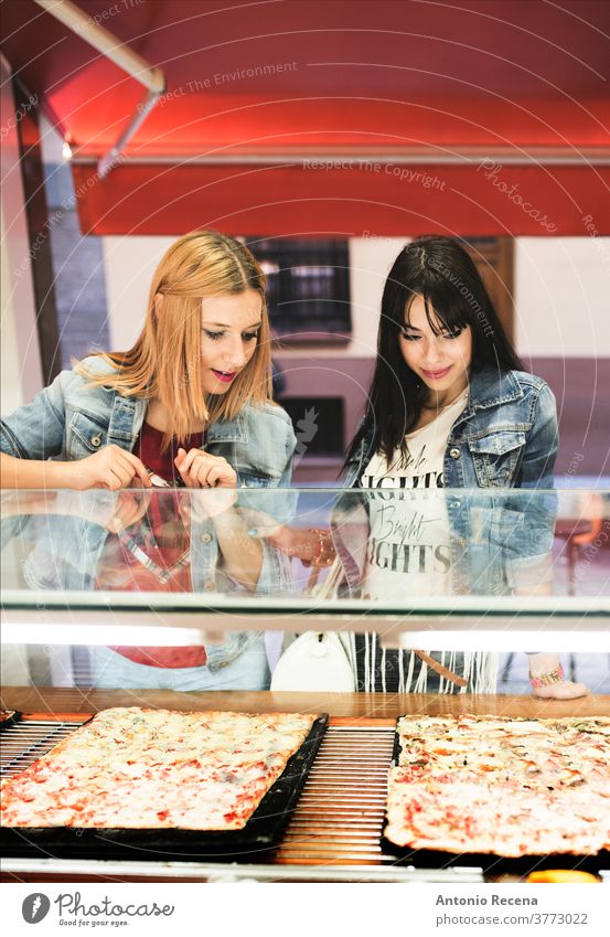 Hübsche junge Frauen wählen Pizza im Freiluftgeschäft Essen Großstadt Lebensmittel Versuchung Mahlzeit Straßenessen frisch Stadtleben verzehrfertig gekocht