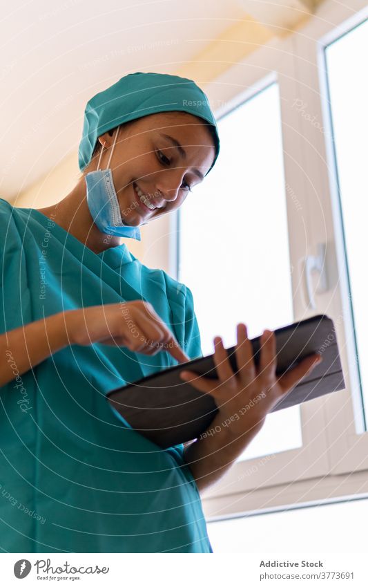 Medizinisches Personal verwendet Tablet im Krankenhaus Krankenpfleger Tablette benutzend Sanitäter Frau Klinik Arbeit medizinisch Apparatur digital Browsen jung