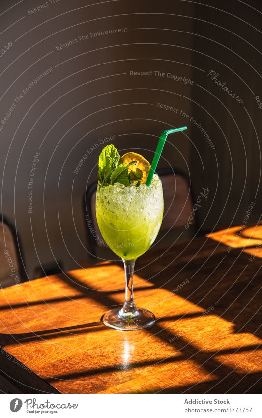 Grüner Erfrischungscocktail mit Minze Cocktail grün Zitrone Glas trinken Alkohol kalt Eis Bar Stroh Getränk Kelch cool Pub Zitrusfrüchte Matsch appetitlich