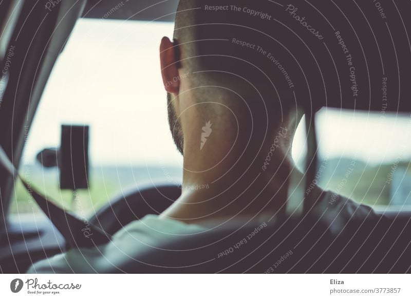 Mann beim Autofahren von hinten Rückansicht Fahrzeug Straßenverkehr PKW Handy Handyhalterung Smartphone