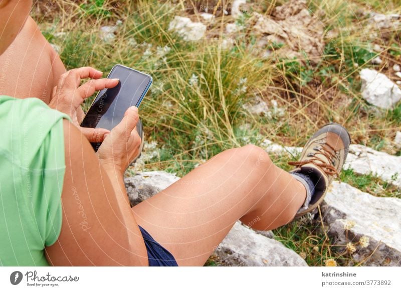 Frau benutzt Mobiltelefon beim Wandern in den Bergen verwenden Handy Telefon wandern Natur im Freien Hände gesichtslos acivity berühren Bildschirm abschließen