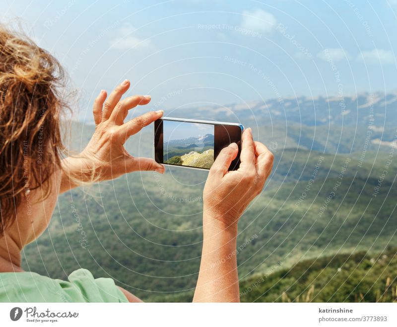 Frau fotografiert mit Mobiltelefon in den Bergen unter Fotos Handy Telefon wandern Natur im Freien acivity Erholung abschließen Person reisen Herausforderung