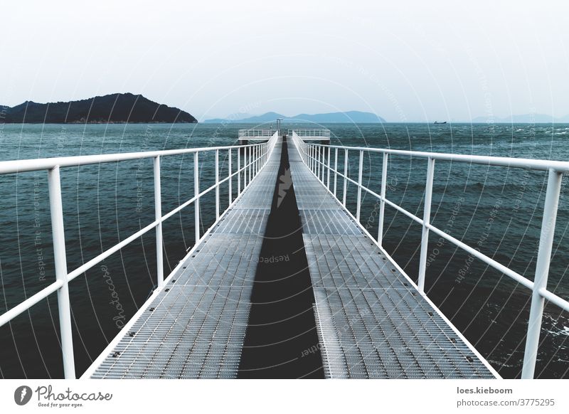 Weißer Bootssteg, der ins Meer ragt, Naoshima, Japan naoshima MEER Wasser winken Küste Himmel Bucht Strand Horizont Inselchen Landschaft Ufer Melancholie Kap