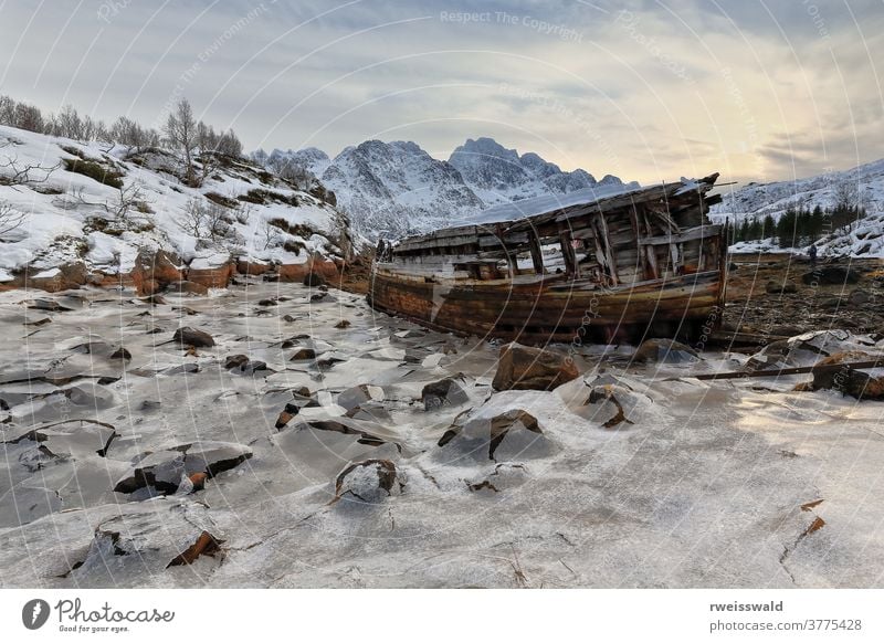 Schiffbrüchig aufgegebenes Holzboot am Sildpolltjonna. Sildpollnes-Austnesfjorden-Austvagoya-Lofoten-Inseln-Norwegen. 0139 Fischerboot Verlassen Menschenleer