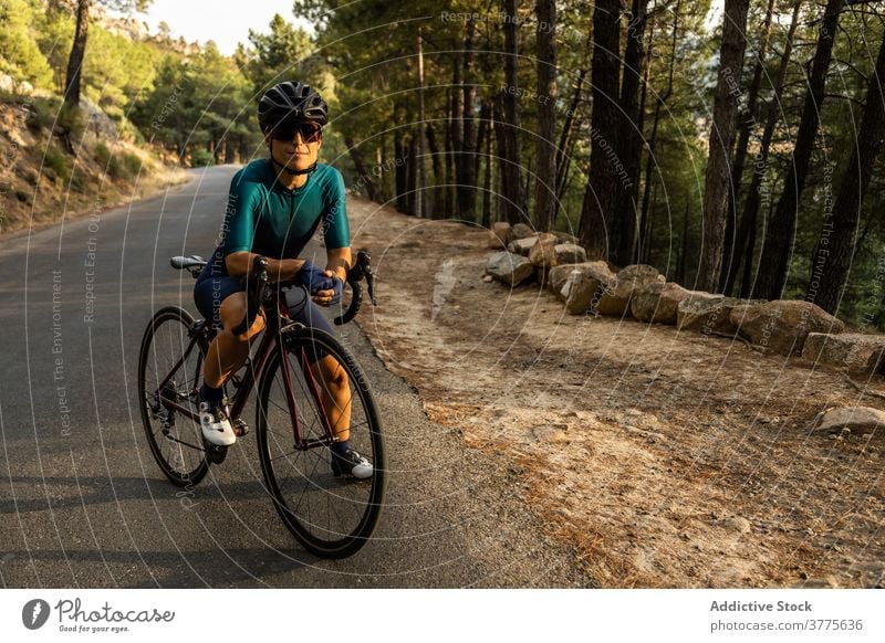 Frau Rennrad horizontal junger Erwachsener Reife Frau fahren Sonnenuntergang 40 Jahre Bewegung Menschen Reiten Sport Athlet Athletik Farbbild Fahrradfahren