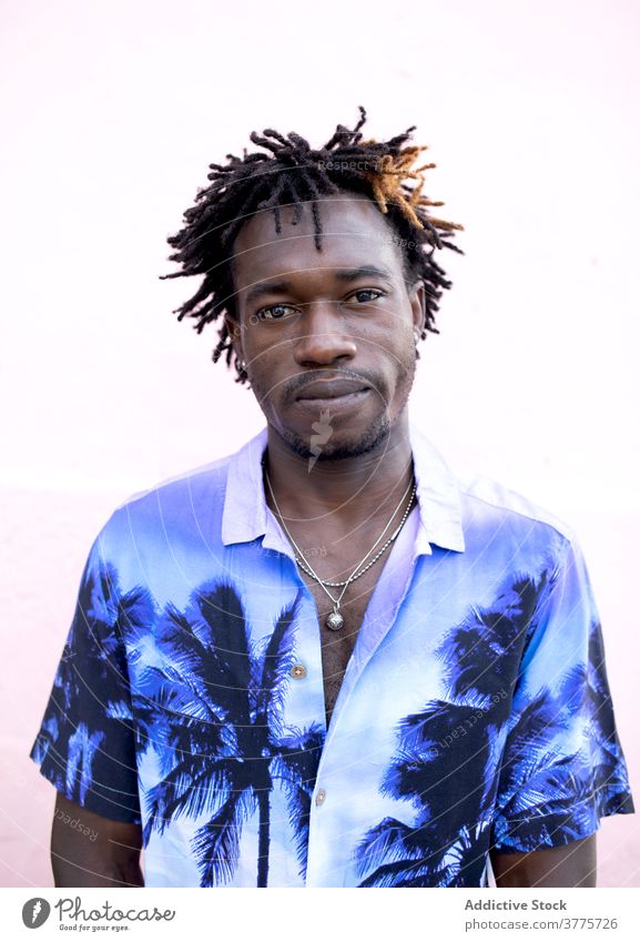 Stilvoller schwarzer Mann in der Stadt Hemd Handfläche Baum drucken trendy selbstbewusst Bestimmen Sie gutaussehend männlich ethnisch Afroamerikaner
