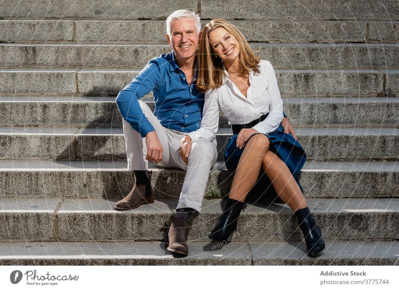 Verliebtes Paar auf der Treppe in der Stadt Liebe Großstadt Partnerschaft Erwachsener Zusammensein verliebt Angebot heiter Stein sich[Akk] entspannen Zuneigung