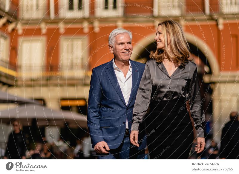 Heiteres reifes Paar in stilvollen Outfits in der Stadt elegant Stil Glück gut gekleidet Reichtum reich heiter Mode Lebensmitte Zusammensein Lächeln