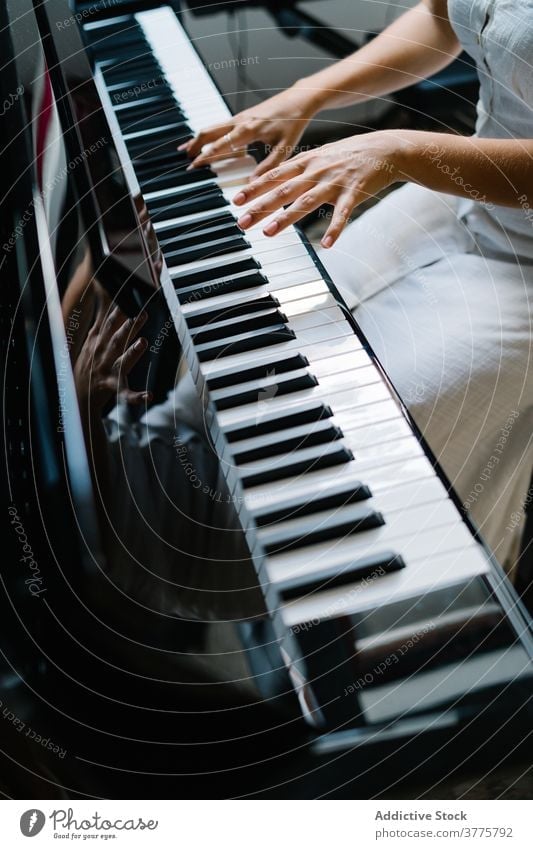 Crop Frau spielt Klavier zu Hause spielen Musiker Klang Melodie Probe üben Instrument unterhalten Appartement Künstler akustisch Gesang Hobby Fähigkeit
