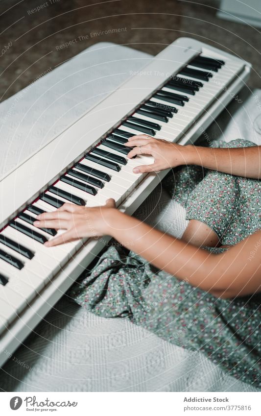 Frau spielt Klavier im Wohnzimmer spielen Musik Musiker Probe Talent Fähigkeit kreativ Melodie ethnisch modern Appartement Gesang ausführen Klang unterhalten