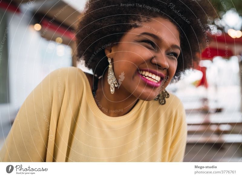 Afroamerikanische Lateinamerikanerin lächelt. Kaffeehaus Brasilianer schön Frau im Freien Café brünett krause Haare Freizeit Kunde selbstbewusst krauses Haar