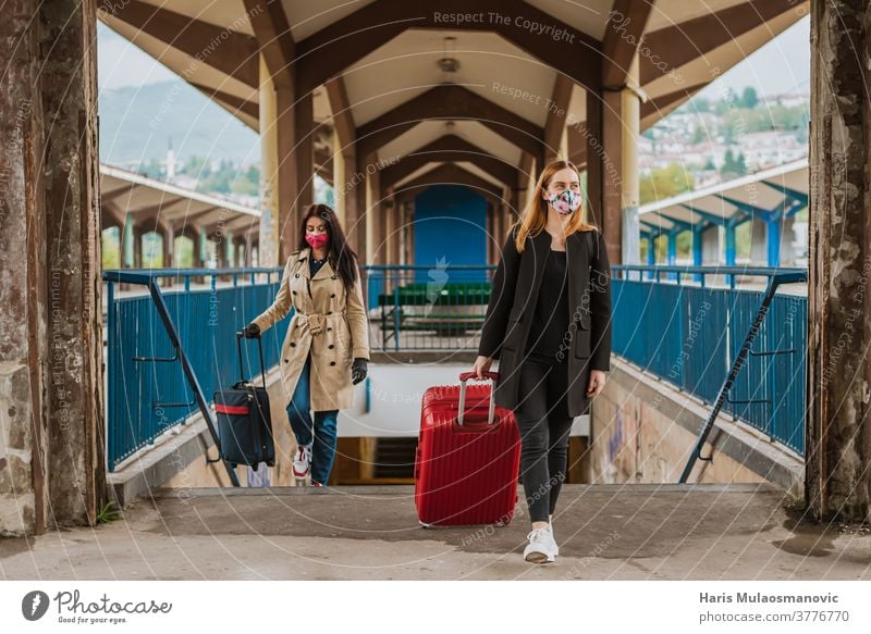 Frau reist mit Gepäcktasche und Gesichtsmaske Architektur Hintergrund schön Gebäude Großstadt Farbe farbenfroh Coronavirus covid-19 Kultur Ausflugsziel Europa