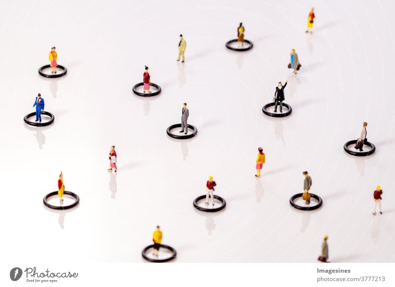 Soziale Distanzierung. Miniatur Spielzeug Menschen in Kreisen, die in der Öffentlichkeit Abstand halten Soziale probleme Covid-19 Teamwork Konzepte Reduzierung
