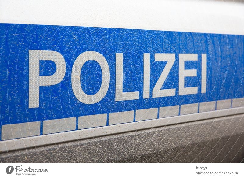 Polizei , Aufschrift auf einem schmutzigen Polizeifahrzeug Schrift Wort Einsatzfahrzeug Schlammspritzer blau weiß Exekutive Schriftzeichen Buchstaben