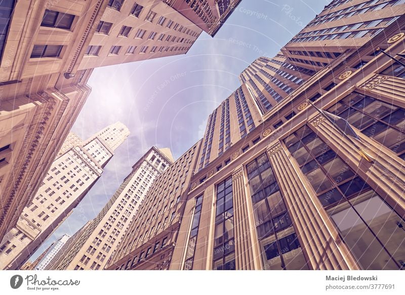 Ein Blick auf New Yorks vielfältige Architektur gegen die Sonne, USA. New York State Großstadt Gebäude nachschlagen Business Manhattan Wolkenkratzer gefiltert